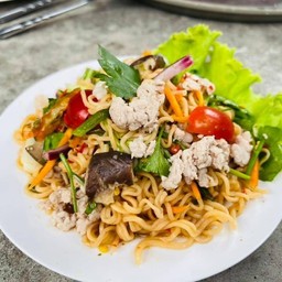 ยำมาม่าหมูสับหมูยอ