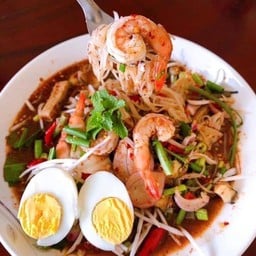 ยำขนมจีนกุ้งสุก+ไข่ต้ม 1 ฟอง