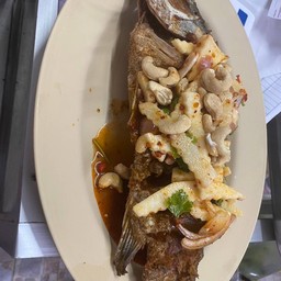 ปลากะพงยำยอดมะพร้าว