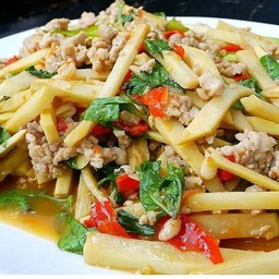 ผัดหน่อไม้ ราดข้าว