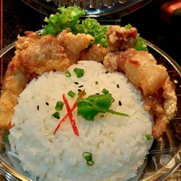 ข้าวหมูสามชั้นทอดน้ำปลา