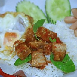 กระเพราหมูกรอบไข่ดาว+ใส้กรอก - ตั๊กกระเพราถาด