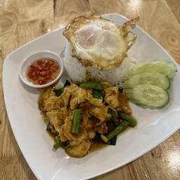 ข้าวราดผัดพริกแกง ไก่