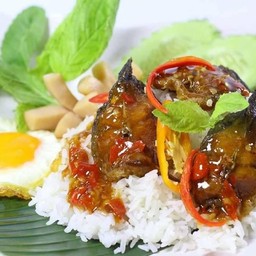 กระเพราปลาดุกไข่ดาว+ใส้กรอก - ตั๊กกระเพราถาด