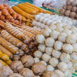 พอกระเทินลูกชิ้นทอด น้ำจิ้มสูตรเด็ดของทางร้าน