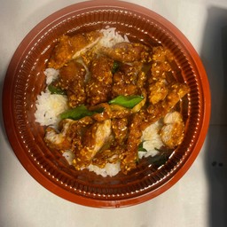 ข้าวหน้าไก่ทอดน้ำปลาราดซอสน้ำปลา