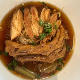 ก๋วยเตี๋ยวไก่มะระ (อกไก่ +ตีนไก่)