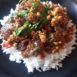 กระเพราไข่เยี่ยวม้าราดข้าว