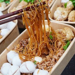บะหมี่คลุกซอสโครตอร่อย