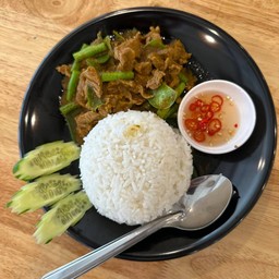 ข้าวราดผัดพริกแกง เนื้อ