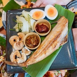 เซ็ทปลาฮอกเกะย่างพร้อมน้ำพริกและไข่ต้ม ပါးဟော့ကေ့/ Grilled Hokke Fish with Set