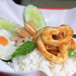 กระเพราปลาหมึก ไข่ดาว+ใส้กรอก - ตั๊กกระเพราถาด