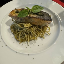 สปาเกตตี้เพสโต้แซลมอนย่าง