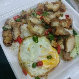 ข้าวหมูกรอบผัดพริกเกลือ