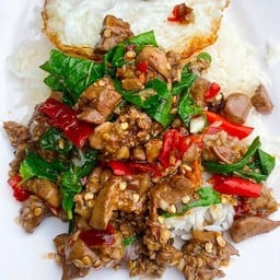 ข้าวกระเพราเครื่องในไก่รสจัดจ้าน