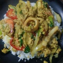 ผงกระหรี่ทะเลราดข้าว