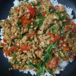 กระเพราหมูสับราดข้าว