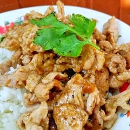 ข้าวหมูทอดกระเทียม