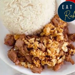 ข้าวไก่กระเทียมไข่ดาว