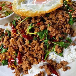 ผัดกระเพราเนื้อสับ ราดข้าว
