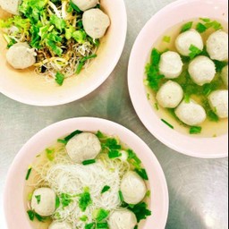 ก๋วยเตี๋ยวแห้งลูกชิ้นหมูศรีย่านน้ำใส