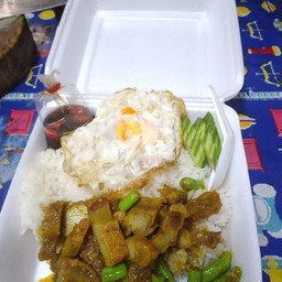 ข้าวเครื่องแกงหมูกรอบ