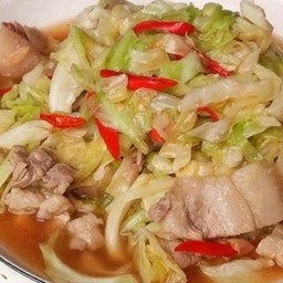 ผัดกะหล่ำราดข้าว