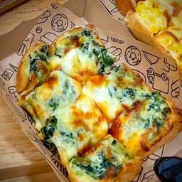 ขนมปังหน้าผักโขมอบชีส Toast Spinach Cheese