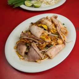 Fried Noodle with Suid (ผัดไทยปลาหมึก)