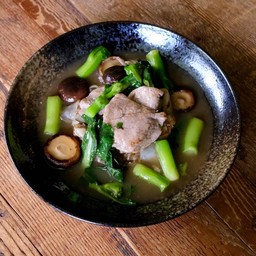 หมู,ไก่เส้นใหญ่ราดหน้าคะน้าฮ่องกง เห็ดหอมสด