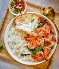 กระเพรากุ้งไข่ดาวราดข้าว