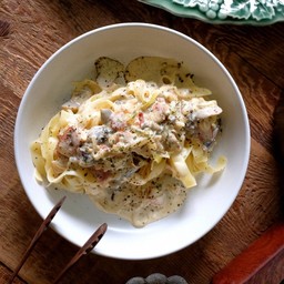 เฟตตูชินีซอสเห็ดเบคอน