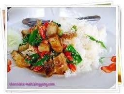 กระเพราหมูกรอบราดข้าว