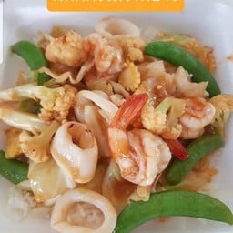 ผัดผักรวมมิตรราดข้าว