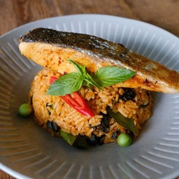 ข้าวผัดแกงแดงแซลมอนย่าง