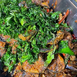 ผัดพริกแกงปลาดุกกรอบ