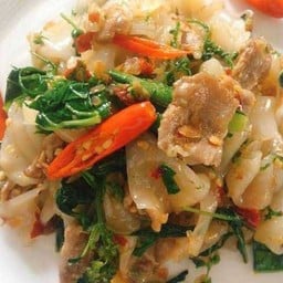 เส้นใหญ่ผัดขี้เมาหมู