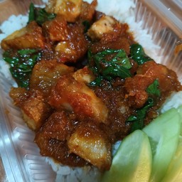 ข้าวผัดพริกแกงหมูกรอบ