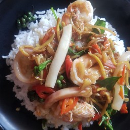 ผัดฉ่าทะเลราดข้าว
