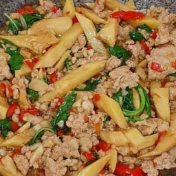 ผัดหน่อไม้หมูสับราดข้าว