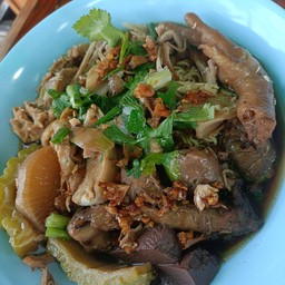ก๋วยเตี๋ยวไก่ตุ๋นมะระ (เส้นบะหมี่เหลือง)