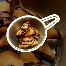 ซาโมซ่ากล้วย ราดซอสช็อคโกแลต