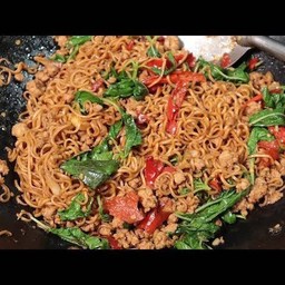 มาม่ากะเพราหมูสับ