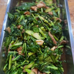 ผัดคะน้าหมูทอด