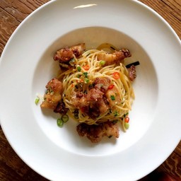 สปาเก็ตตี้ผัดพริกเกลือหมูสามชั้นทอดน้ำปลา