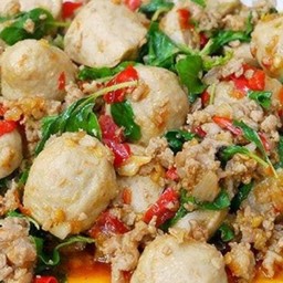 กะเพราลูกชิ้นหมู+หมูสับราดข้าว