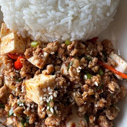 ข้าวเต้าหู้ผัดซอสเผ็ดเสฉวน
