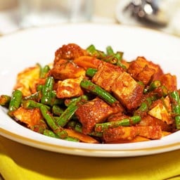 ข้าว-หมูกรอบผัดพริกแกง