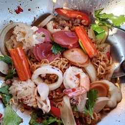 ยำรวมมิตร ไทรน้อย ริมคลองเทศบาลไทรน้อย