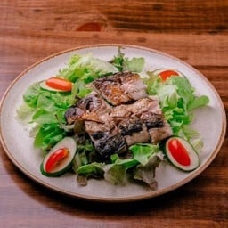 สลัดปลาซาบะย่างเกลือ